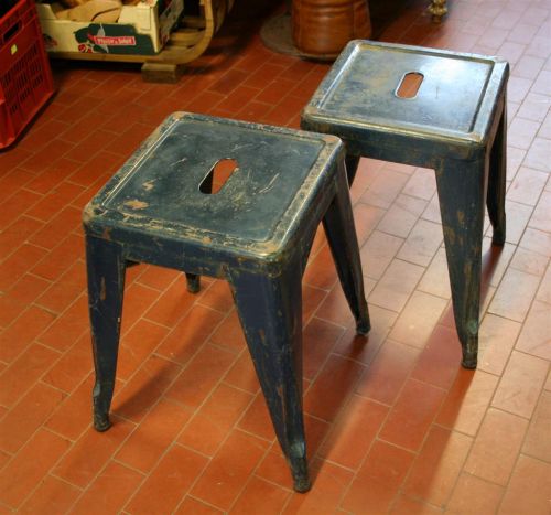 1872 - sgabelli impilabili.jpg